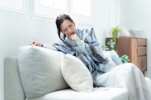 咳をする女性
